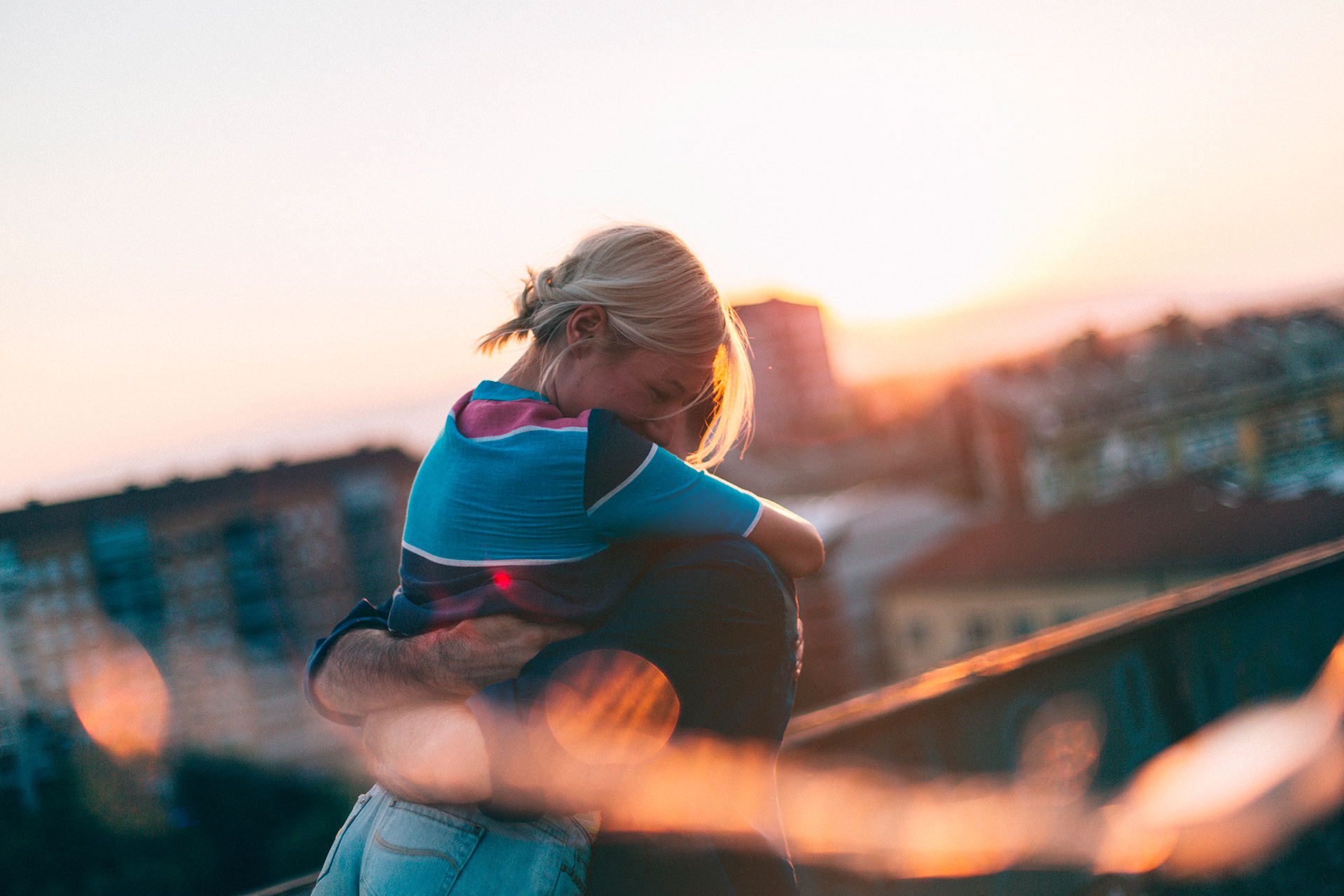Homme et femme s'enlaçant